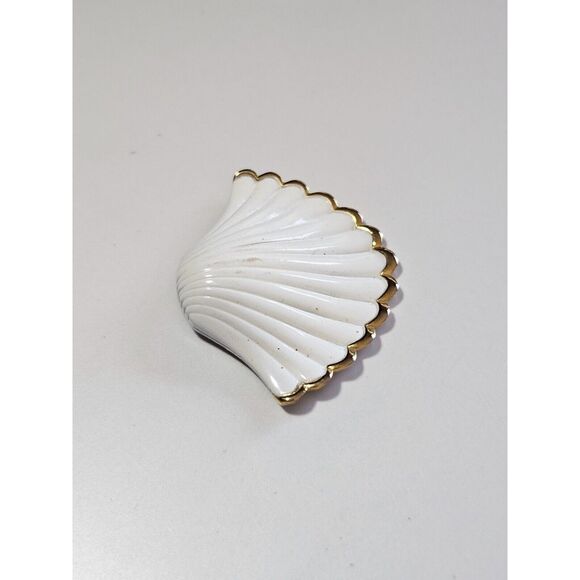 Direction One white and gold tone shell pendant - Picture 9 of 10